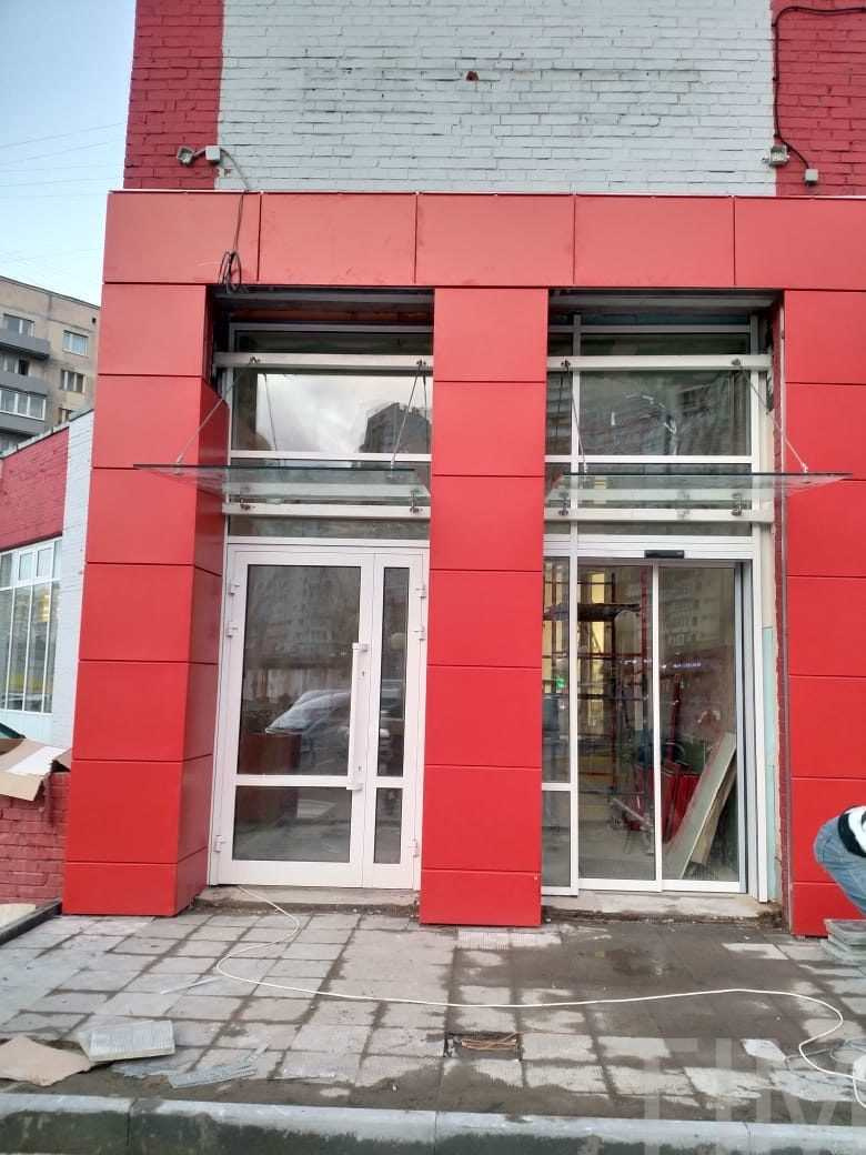 Козырек из закаленного триплекса для магазина "МАГНИТ"