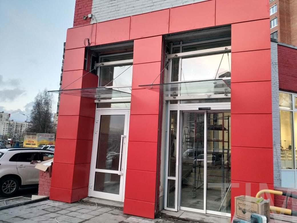 Козырек из закаленного триплекса для магазина "МАГНИТ"