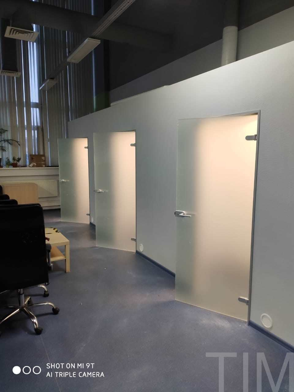 Стеклянные двери с алюминиевой коробкой