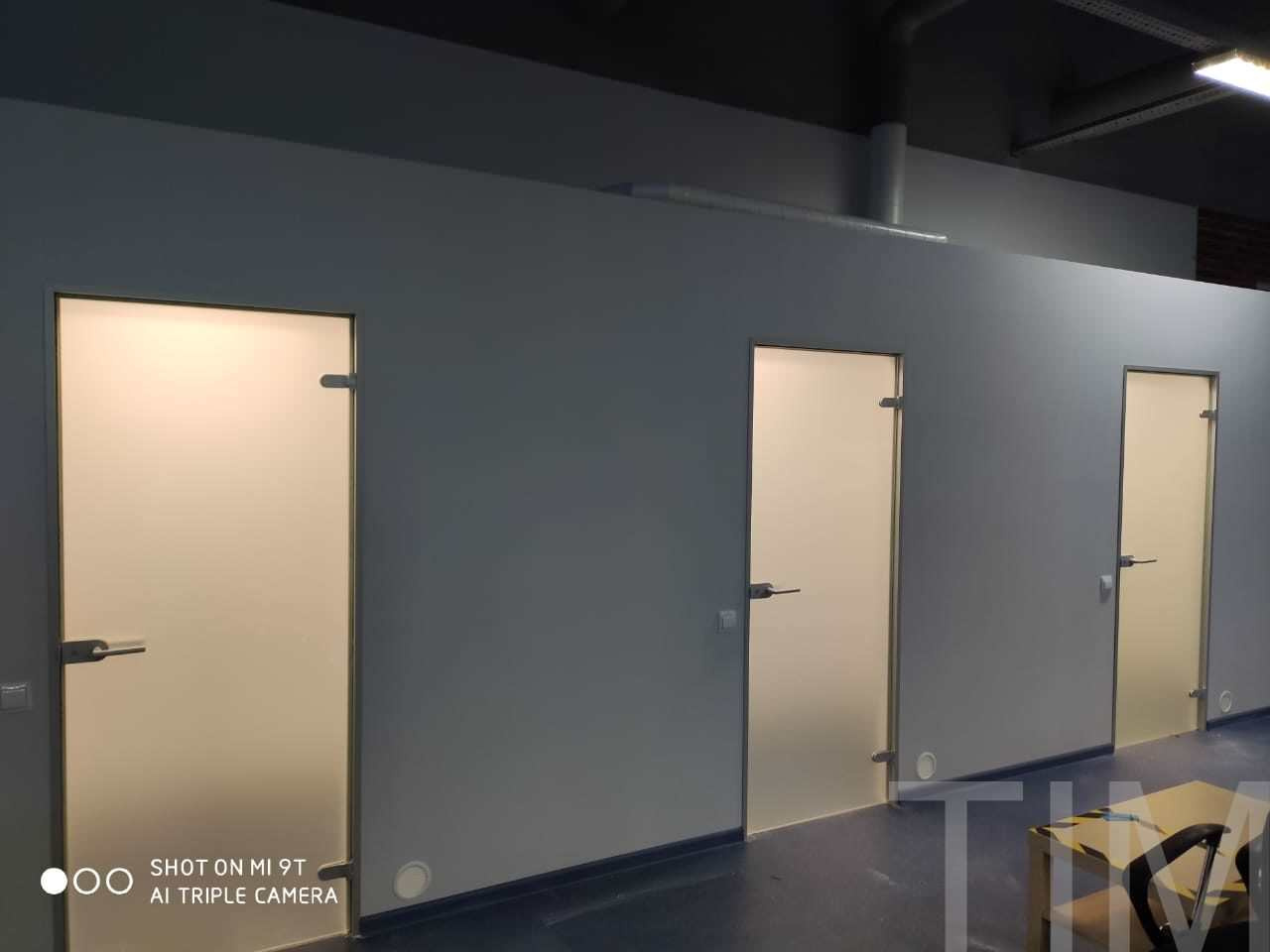 Стеклянные двери с алюминиевой коробкой