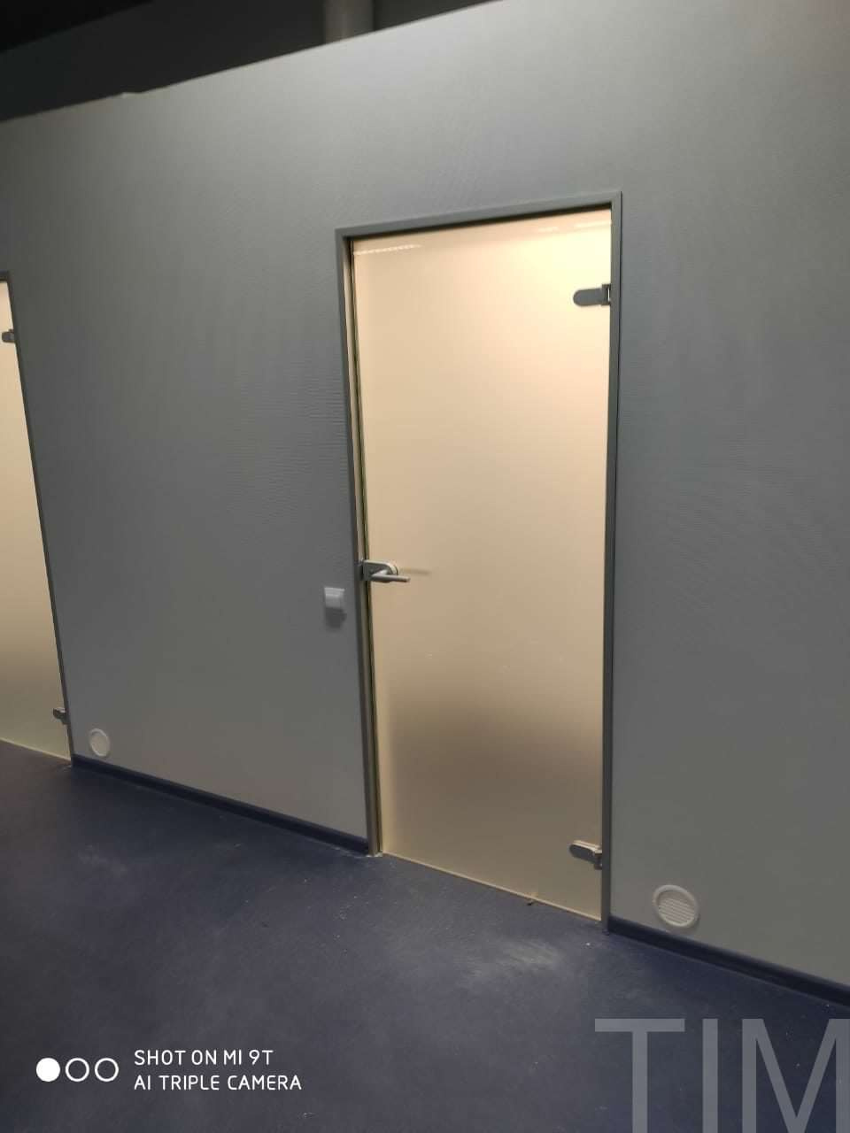 Стеклянные двери с алюминиевой коробкой