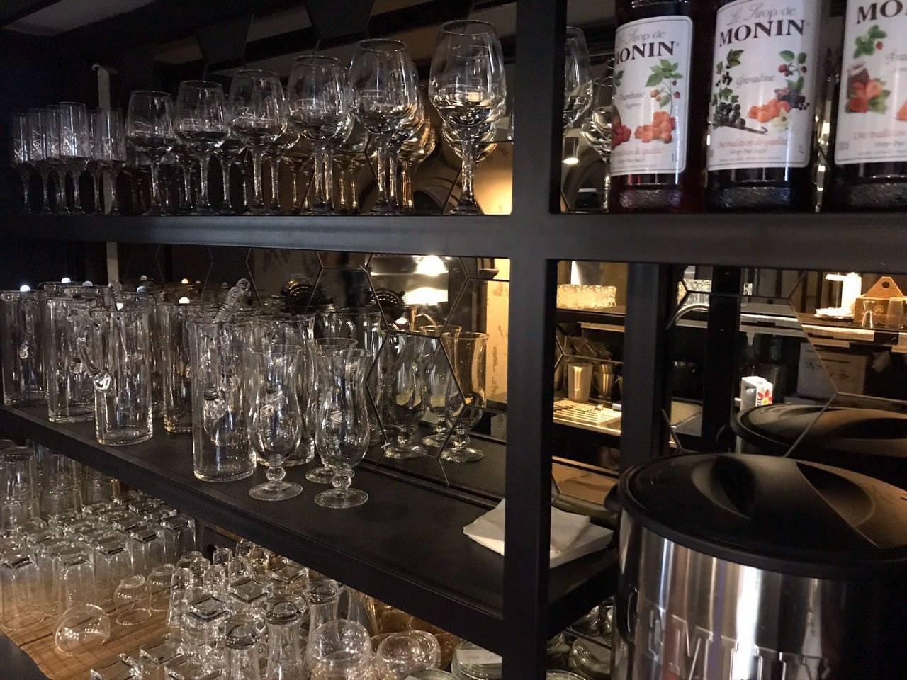 Барная стойка, кухня и стеллажи за баром для mAskva Lounge, г. Москва