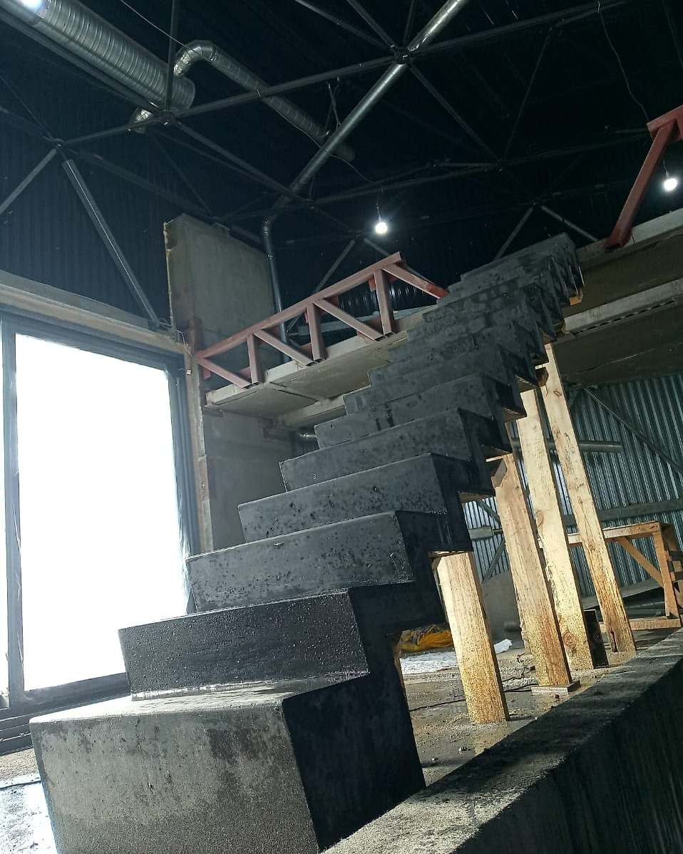 Лестница из цветного бетона