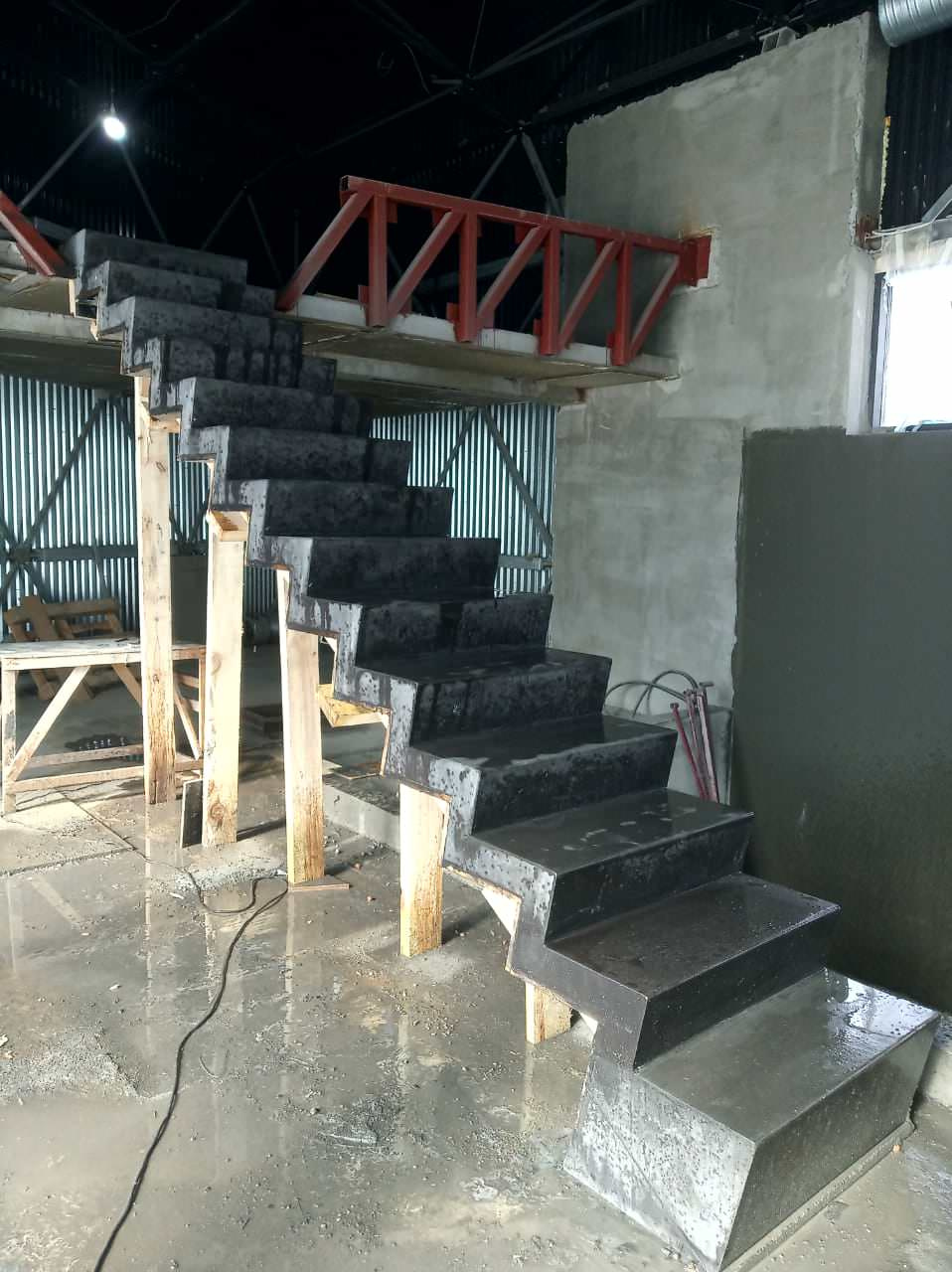 Лестница из цветного бетона