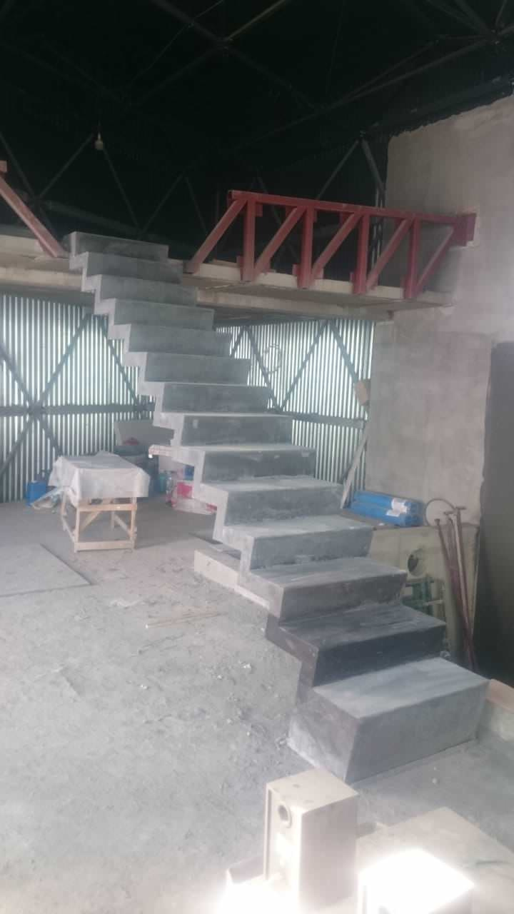 Лестница из цветного бетона