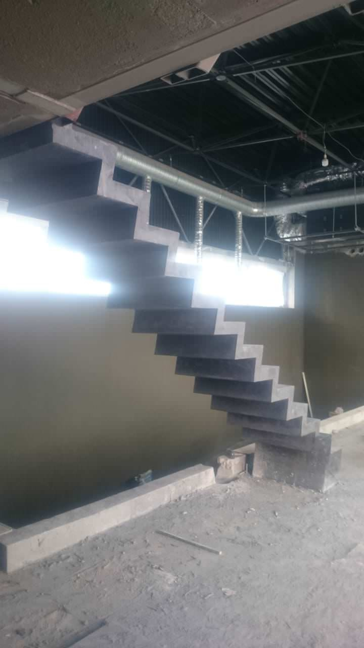 Лестница из цветного бетона