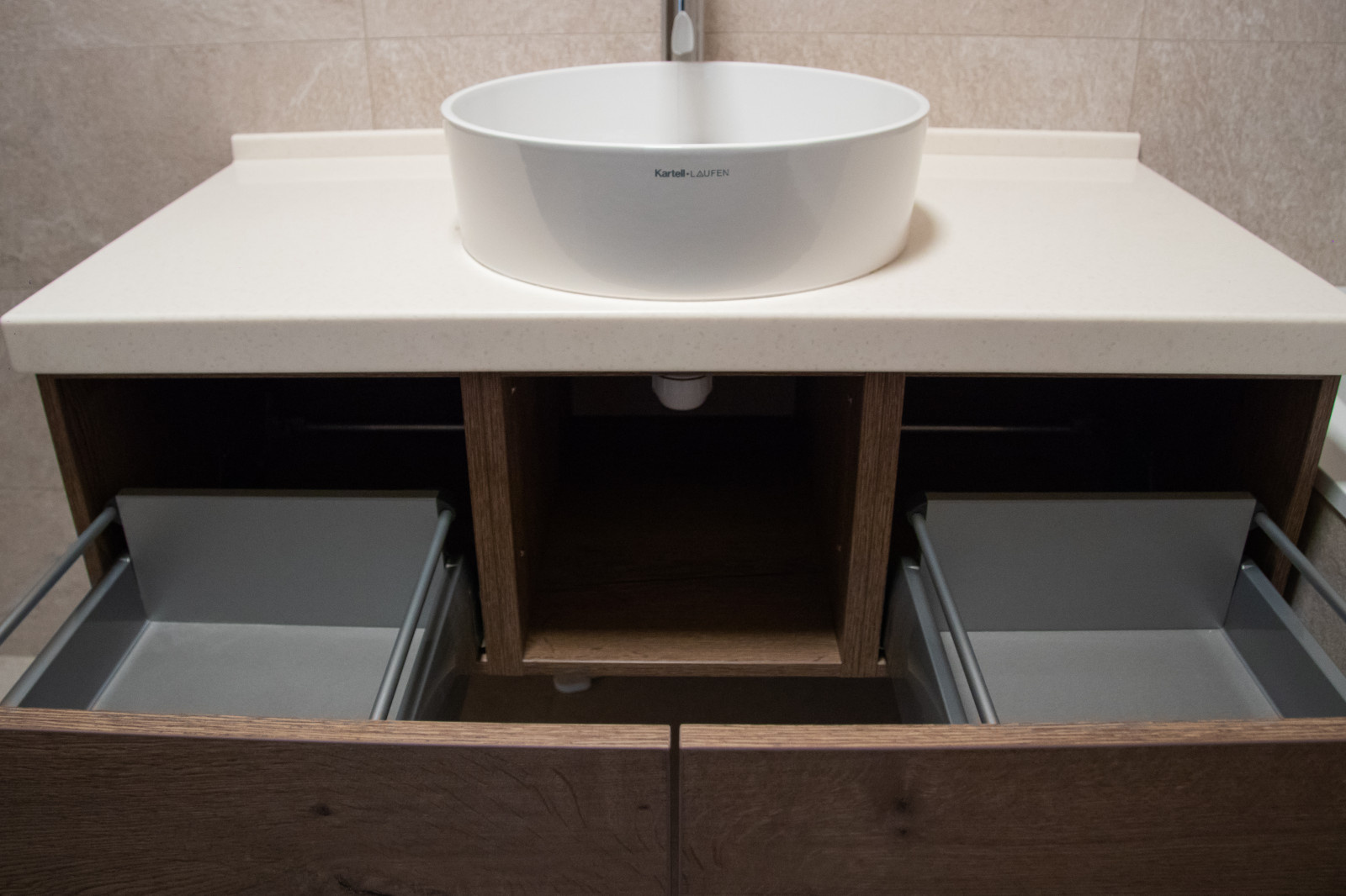 Встроенный шкаф в ванну. Тумба под раковину