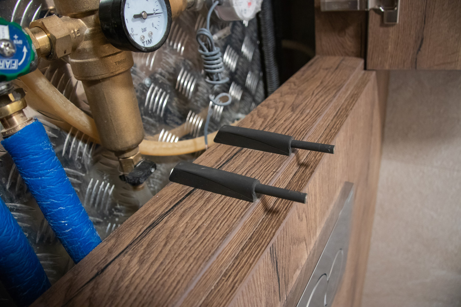 Встроенный шкаф в ванну. Тумба под раковину