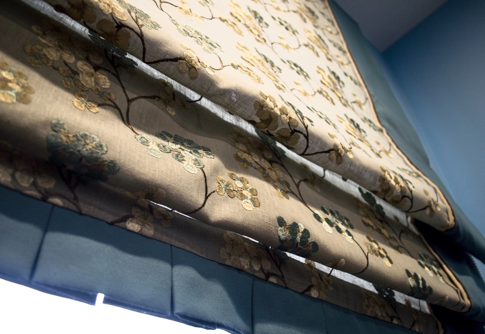 Обложка проекта: Римские шторы из хлопковой ткани с вышивкой от американской фабрики duralee