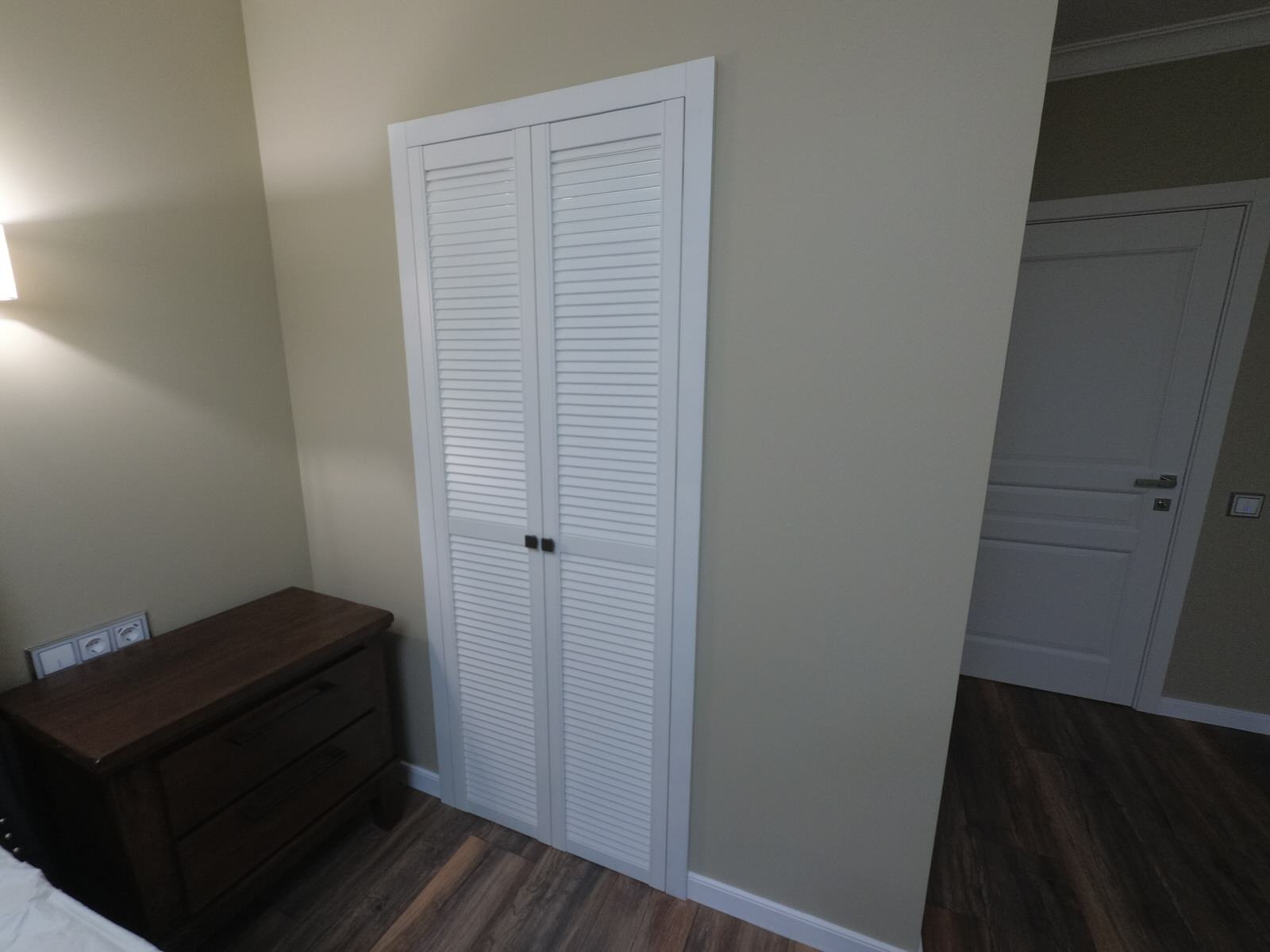 Двери-жалюзи в гардеробной