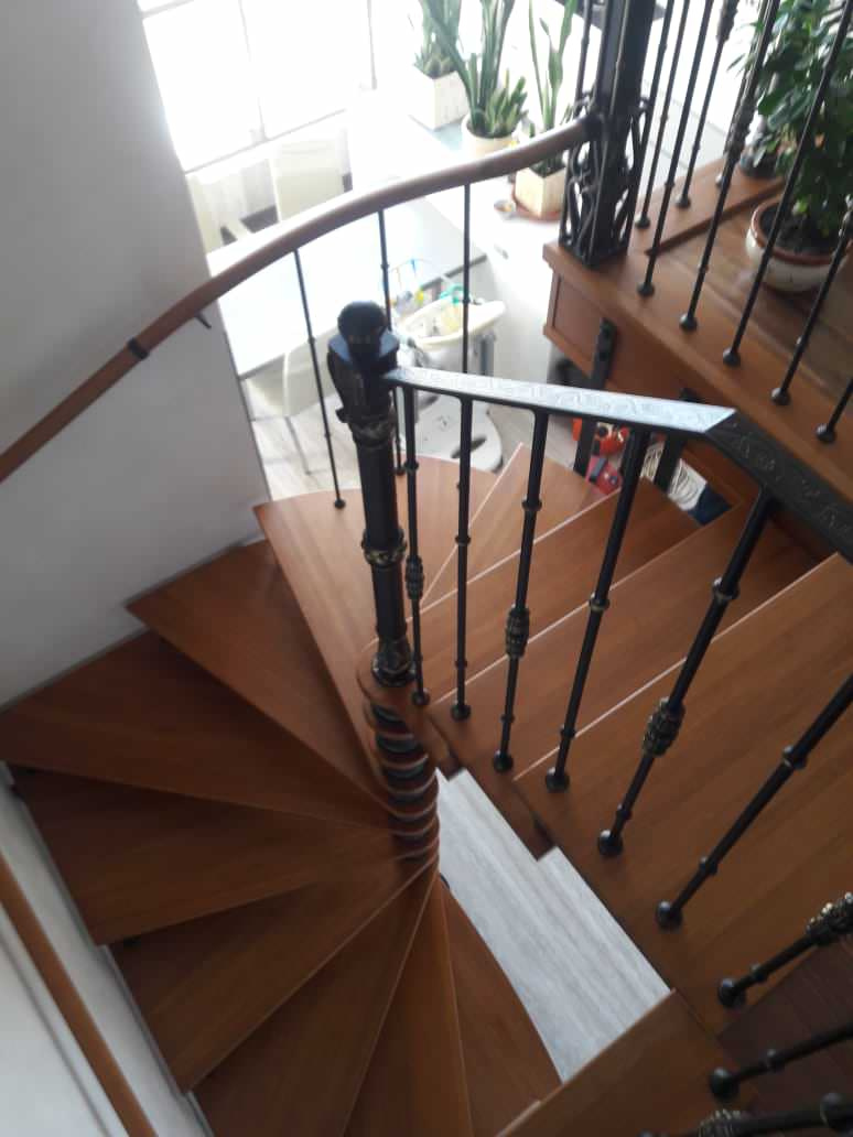 Винтовая лестница, с подсветкой.