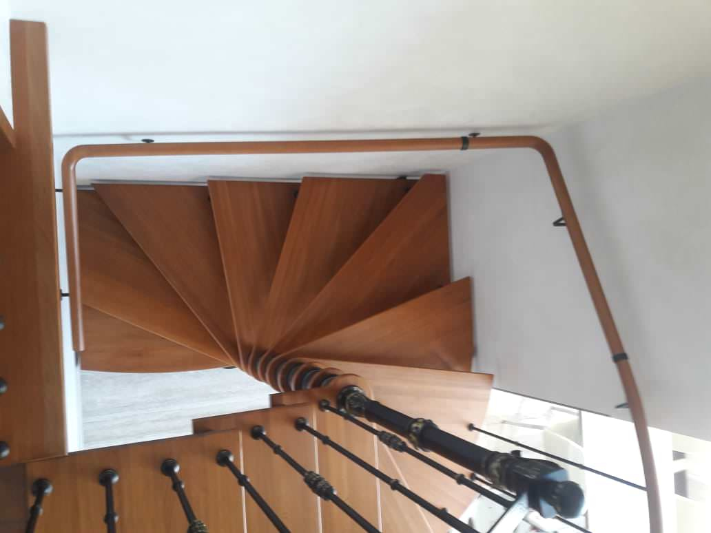 Винтовая лестница, с подсветкой.