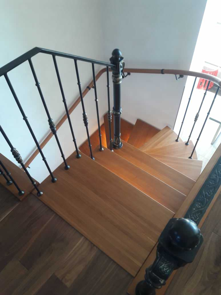 Винтовая лестница, с подсветкой.