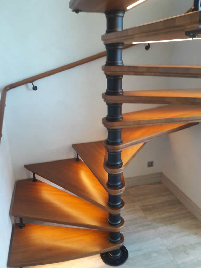 Винтовая лестница, с подсветкой.