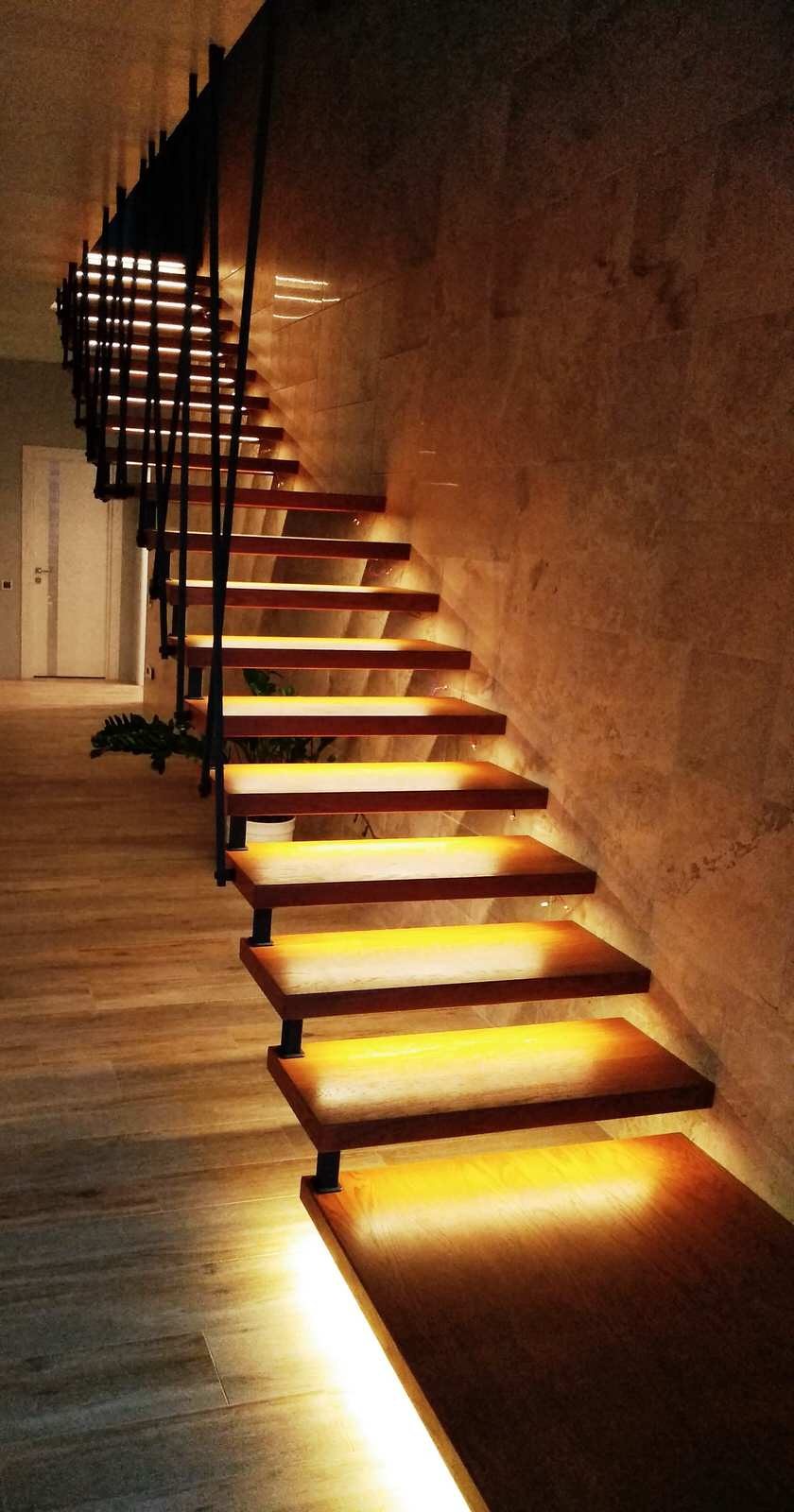 Дизайнерская лестница на больцах и подвесах с умной подсветкой