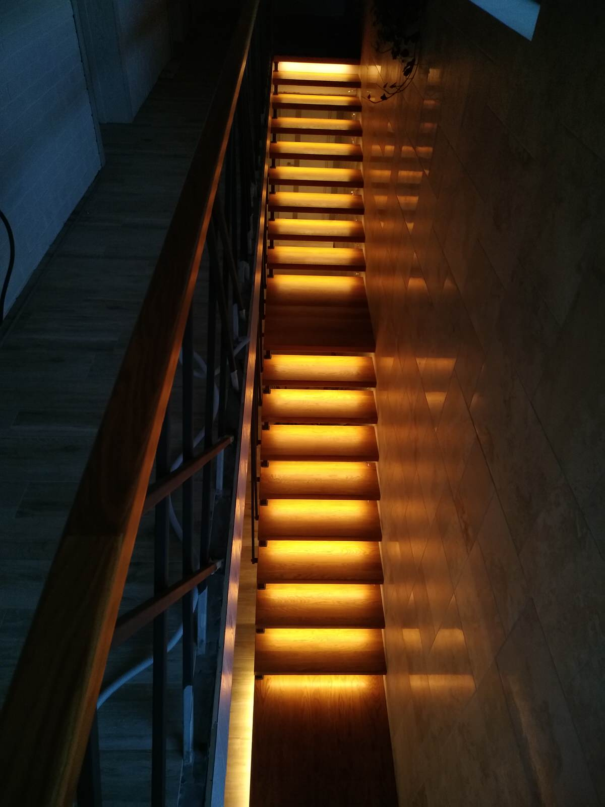 Дизайнерская лестница на больцах и подвесах с умной подсветкой