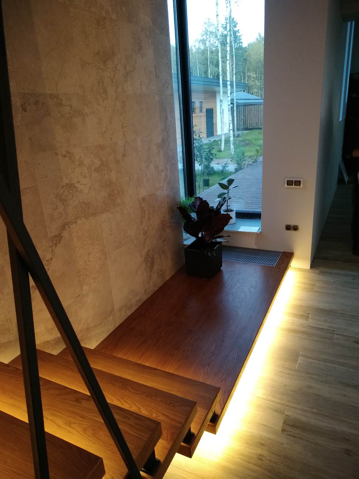 Дизайнерская лестница на больцах и подвесах с умной подсветкой