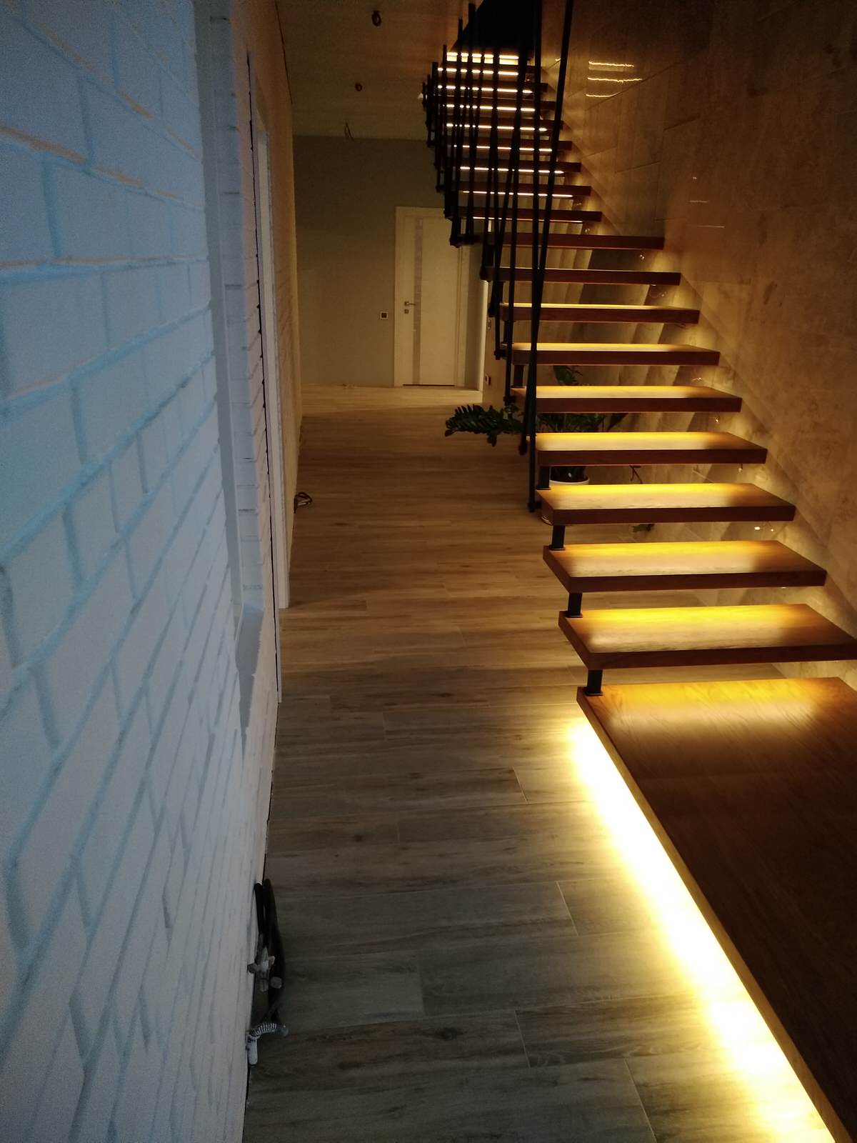 Дизайнерская лестница на больцах и подвесах с умной подсветкой