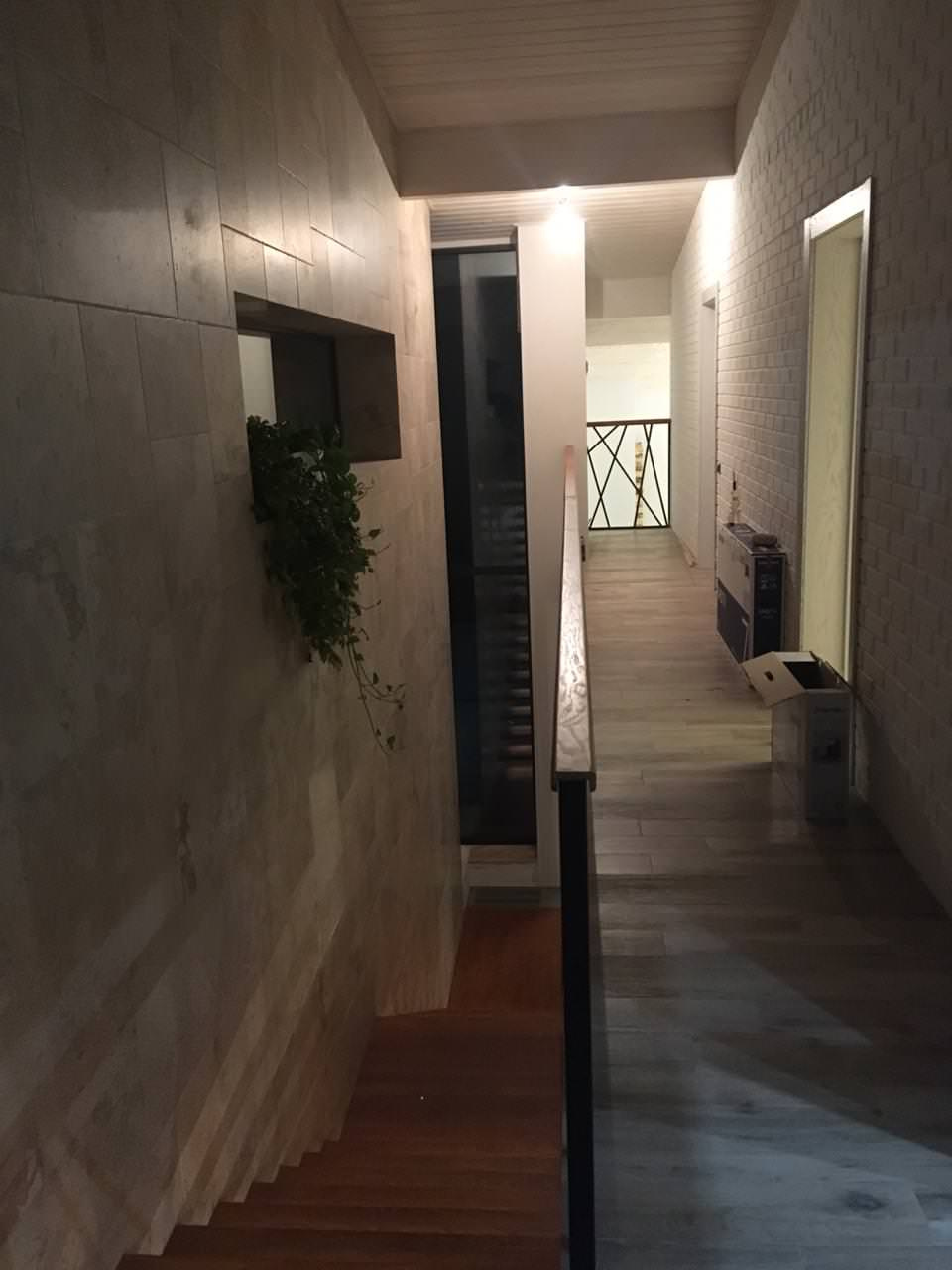 Дизайнерская лестница на больцах и подвесах с умной подсветкой