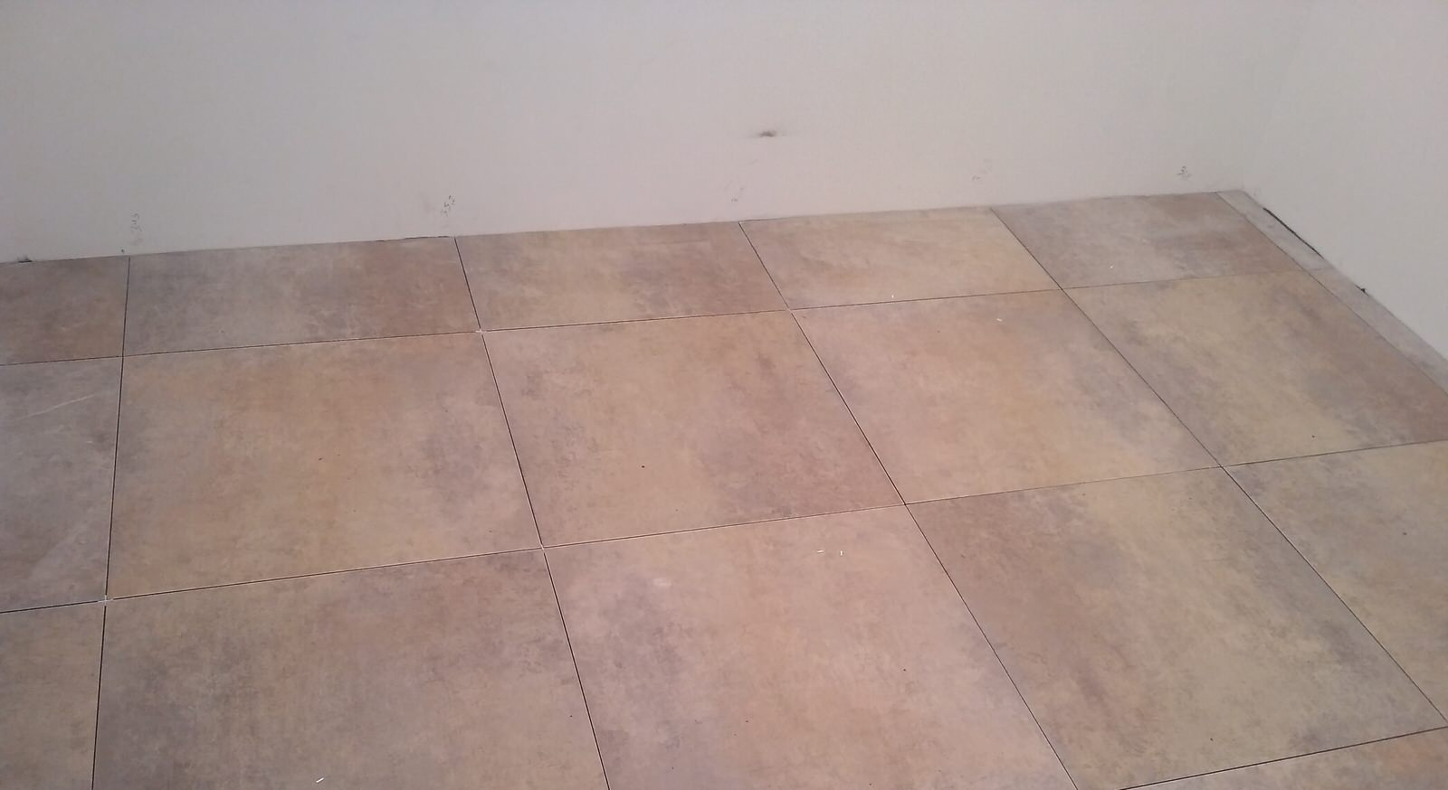 Напольную плитку лучше затирать в самом конце ремонта