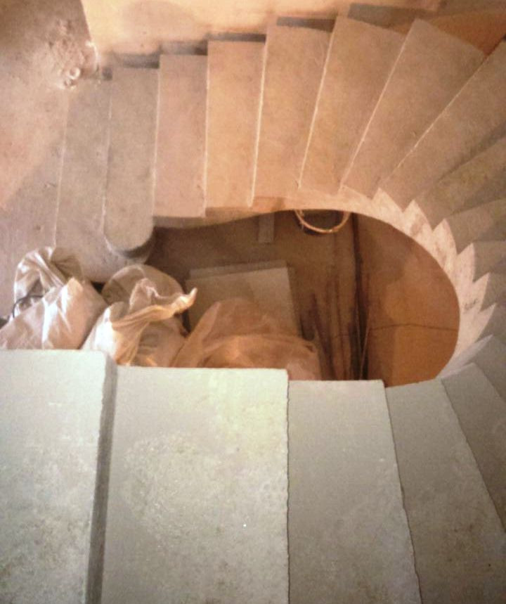 Облицовка  бетонного марша, ступеньки  из  массива  дуба, кованное  ограждение,