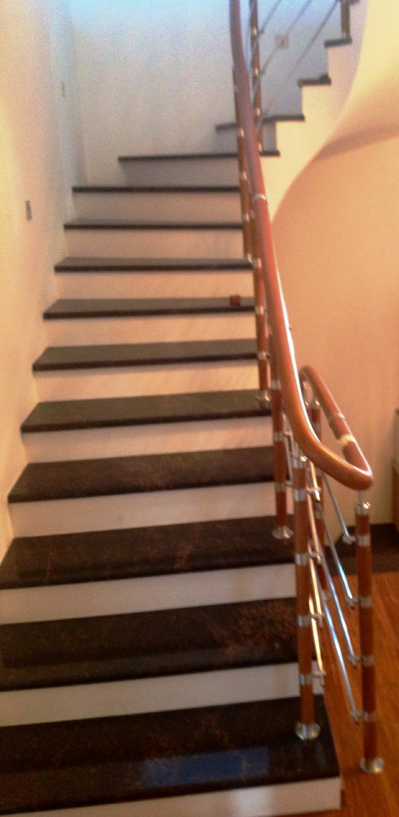 Красивое эксклюзивное  ограждение на заказ из массива дуба, и нержавеющей стали,