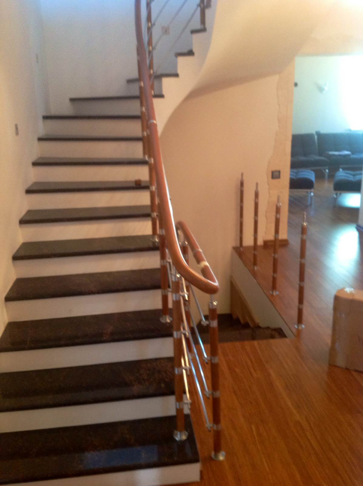 Красивое эксклюзивное  ограждение на заказ из массива дуба, и нержавеющей стали,