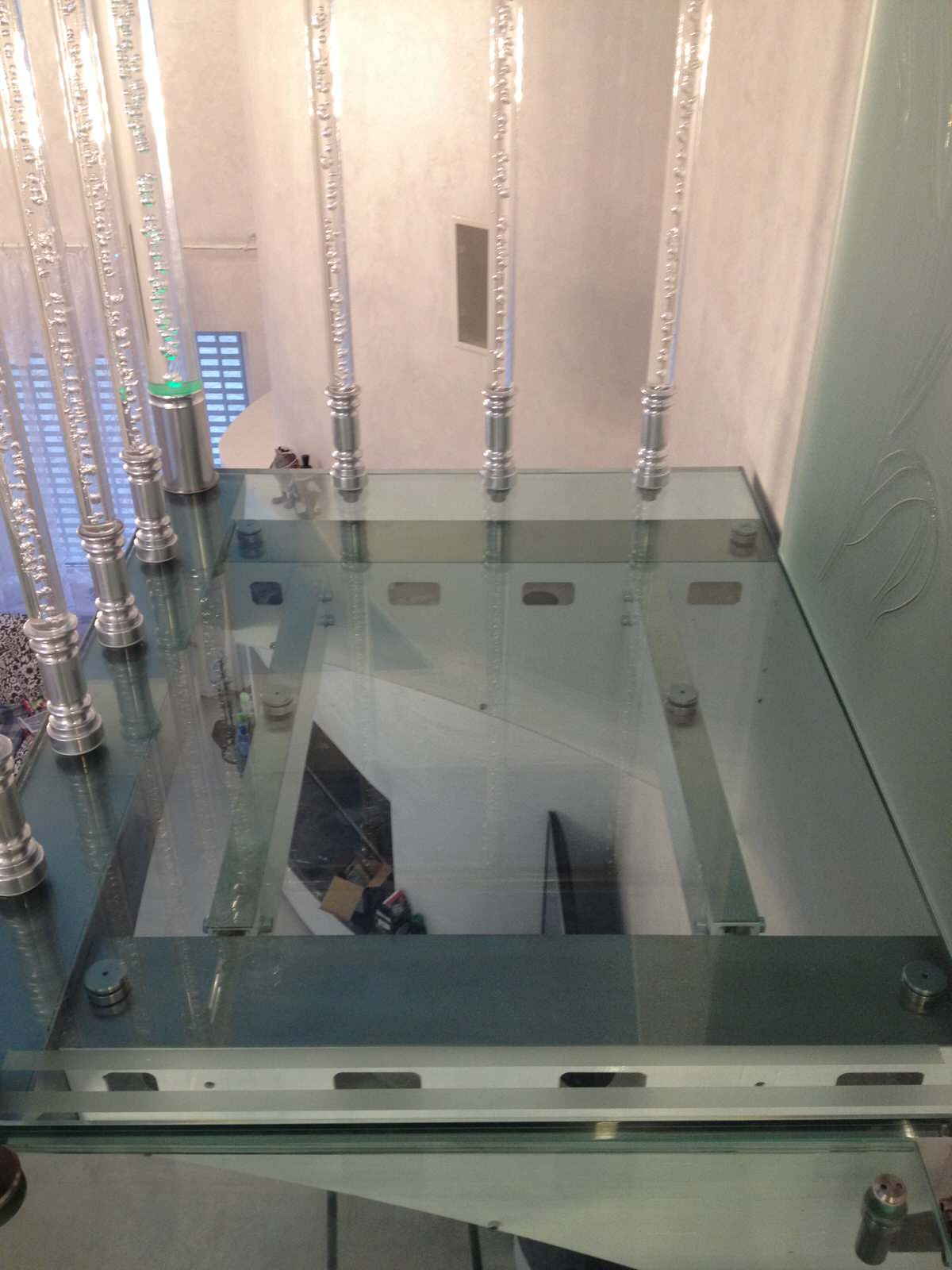 Лестница больцевая с стеклянными ступеньками, с подсветкой.