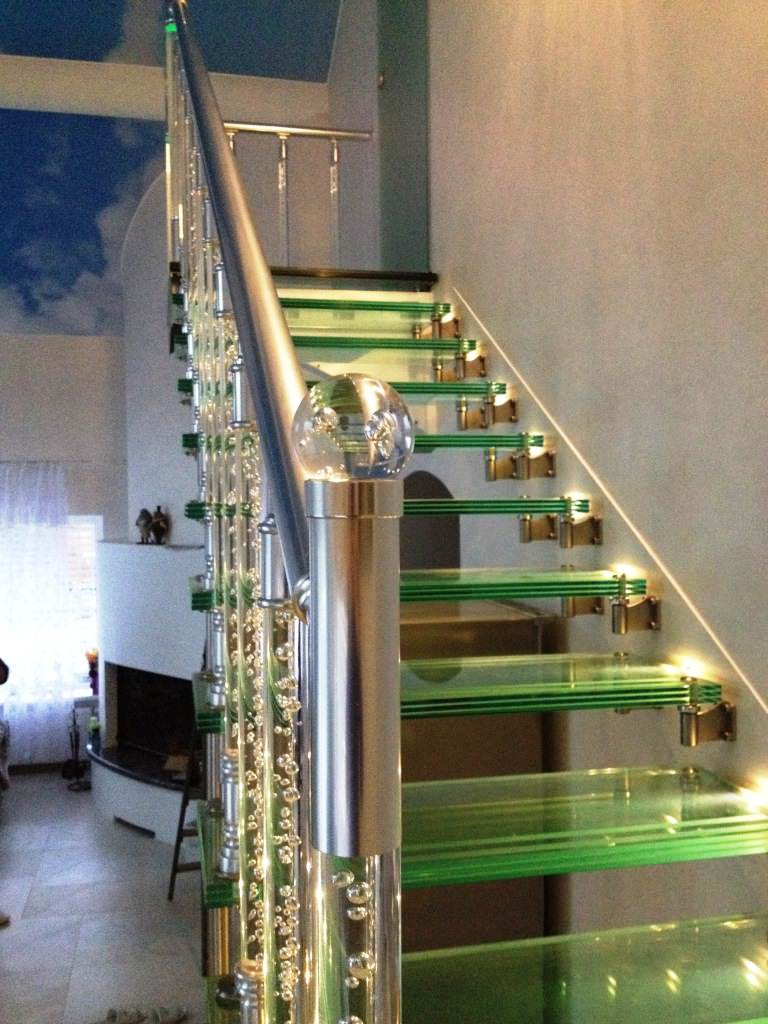 Лестница больцевая с стеклянными ступеньками, с подсветкой.