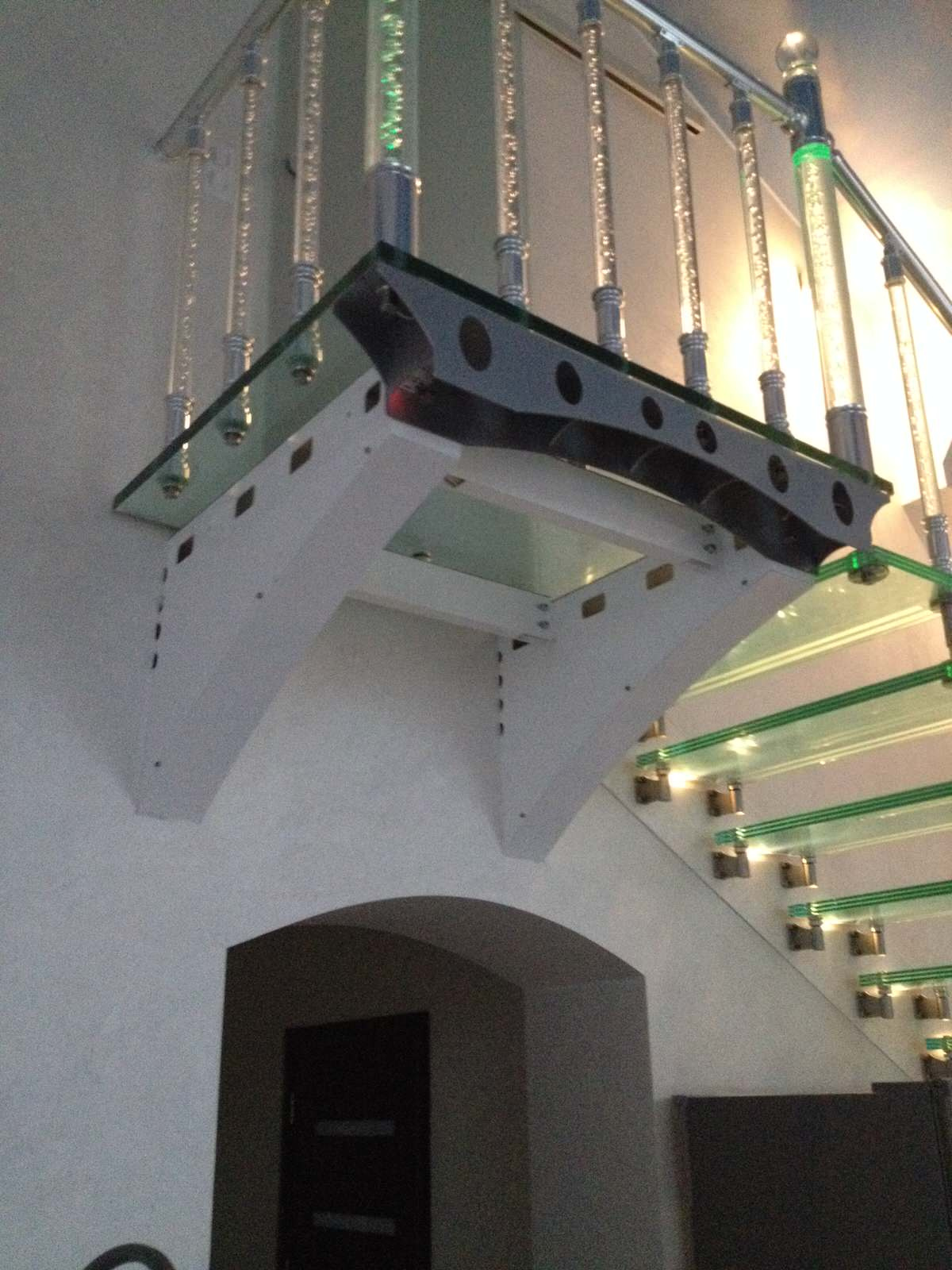 Лестница больцевая с стеклянными ступеньками, с подсветкой.