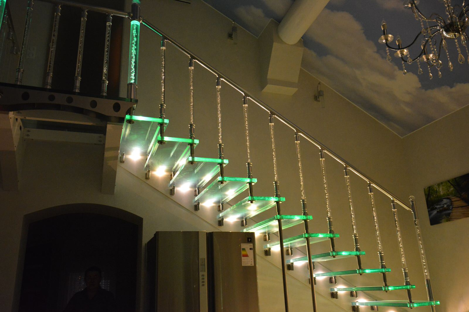 Лестница больцевая с стеклянными ступеньками, с подсветкой.