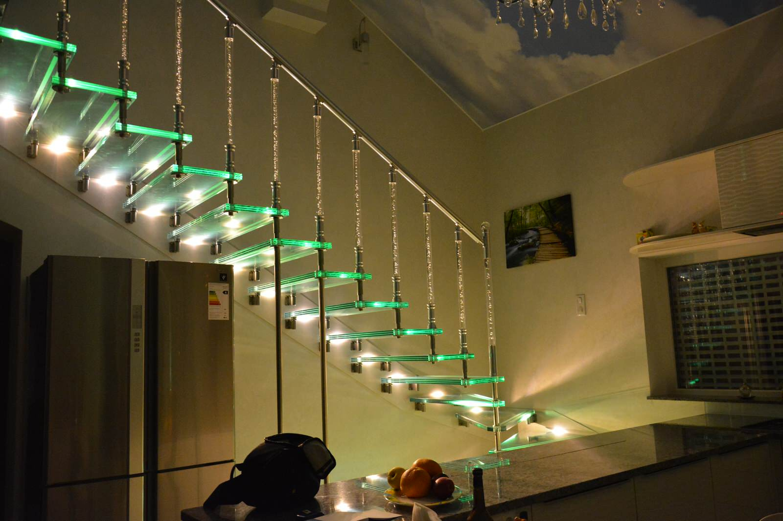 Лестница больцевая с стеклянными ступеньками, с подсветкой.