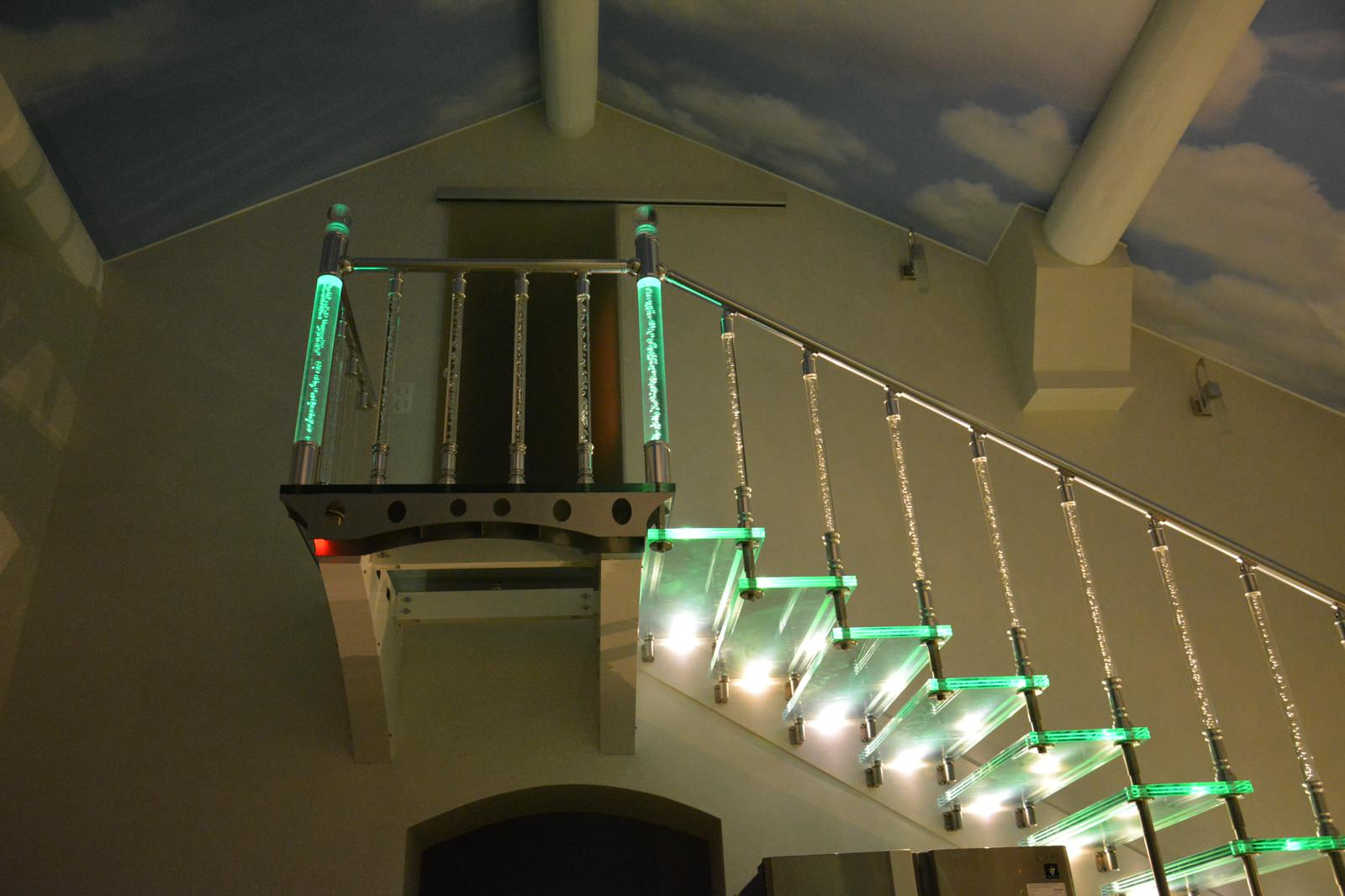 Лестница больцевая с стеклянными ступеньками, с подсветкой.