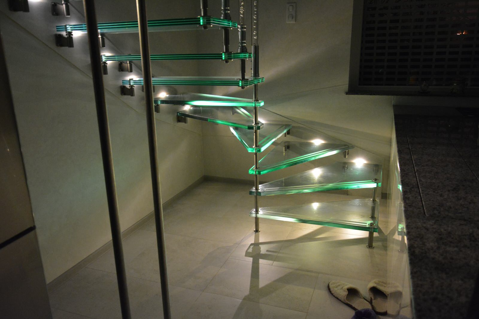 Лестница больцевая с стеклянными ступеньками, с подсветкой.