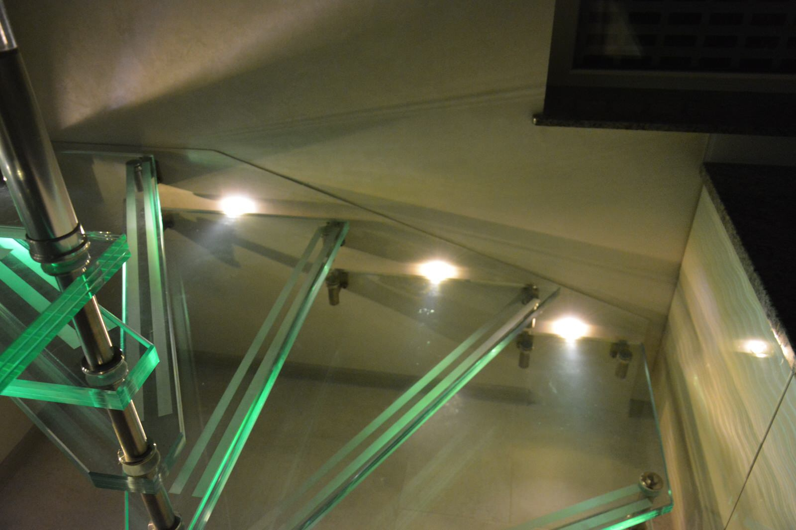 Лестница больцевая с стеклянными ступеньками, с подсветкой.