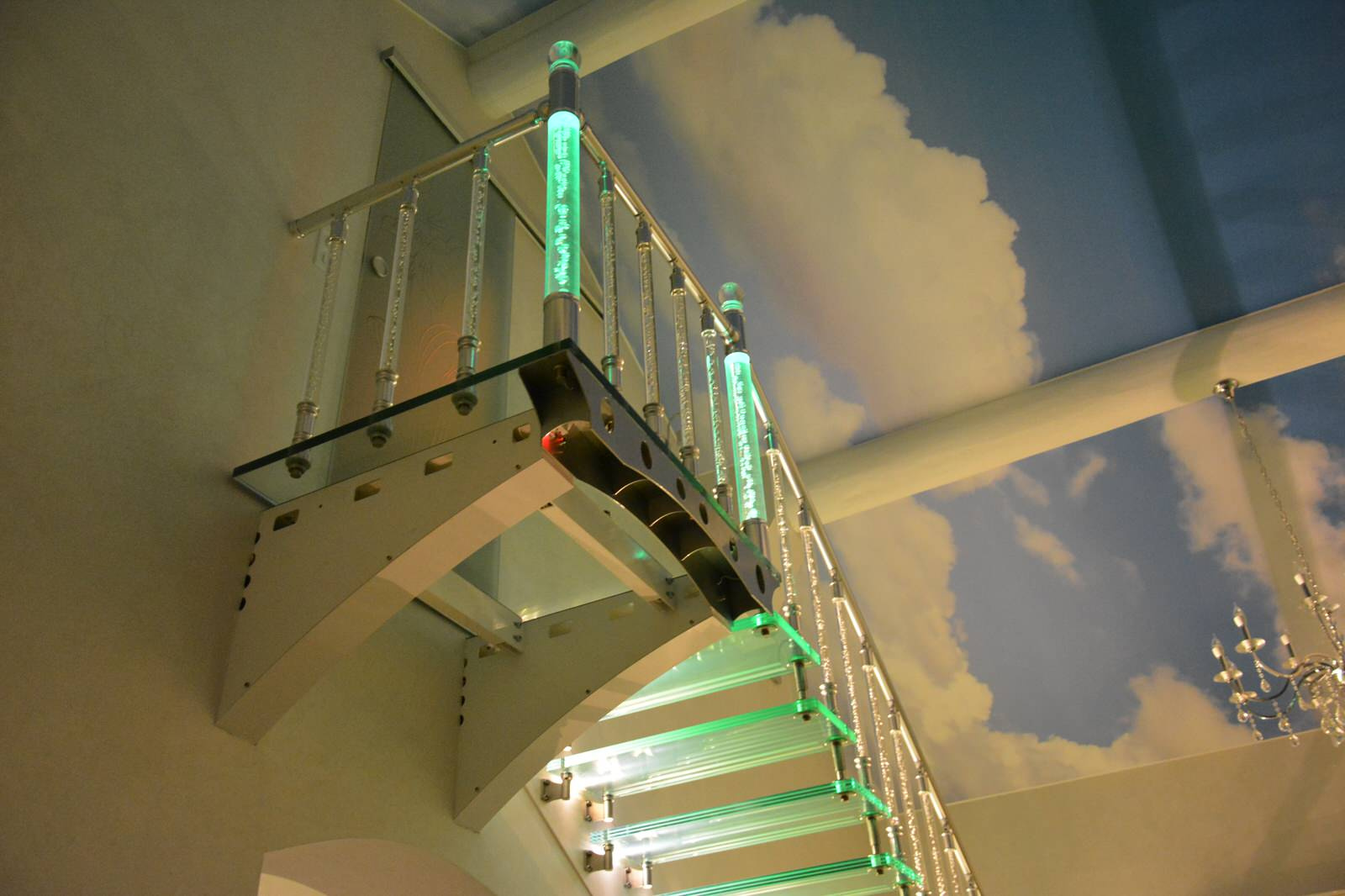 Лестница больцевая с стеклянными ступеньками, с подсветкой.