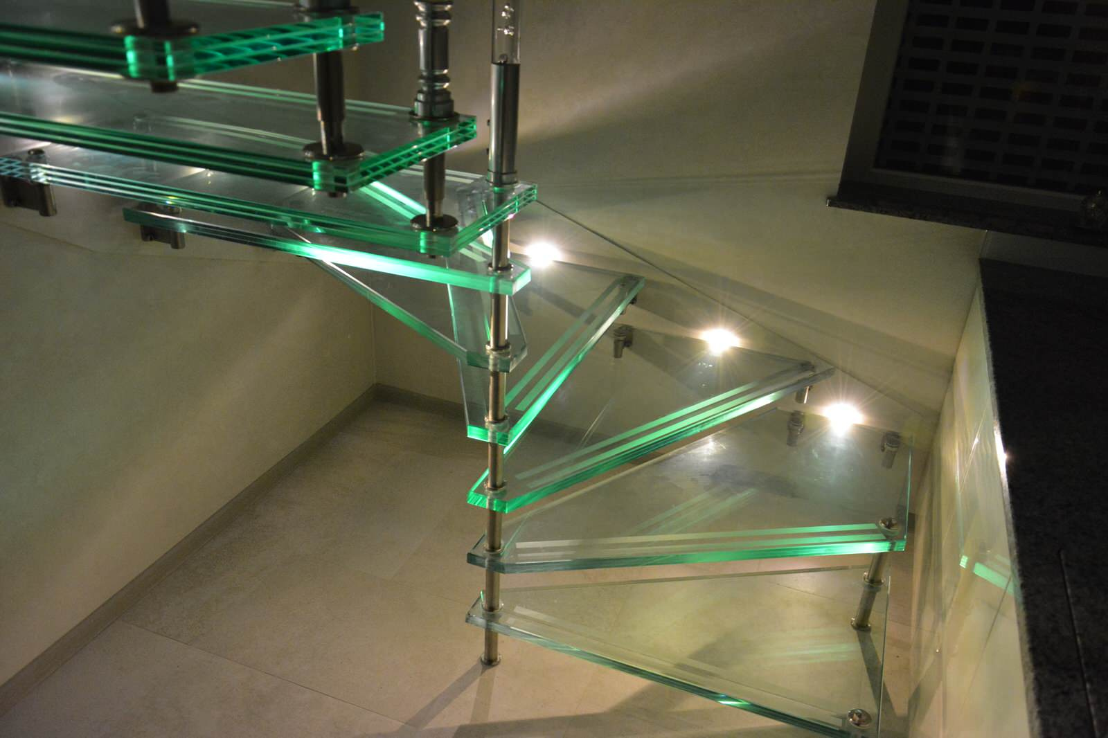 Лестница больцевая с стеклянными ступеньками, с подсветкой.