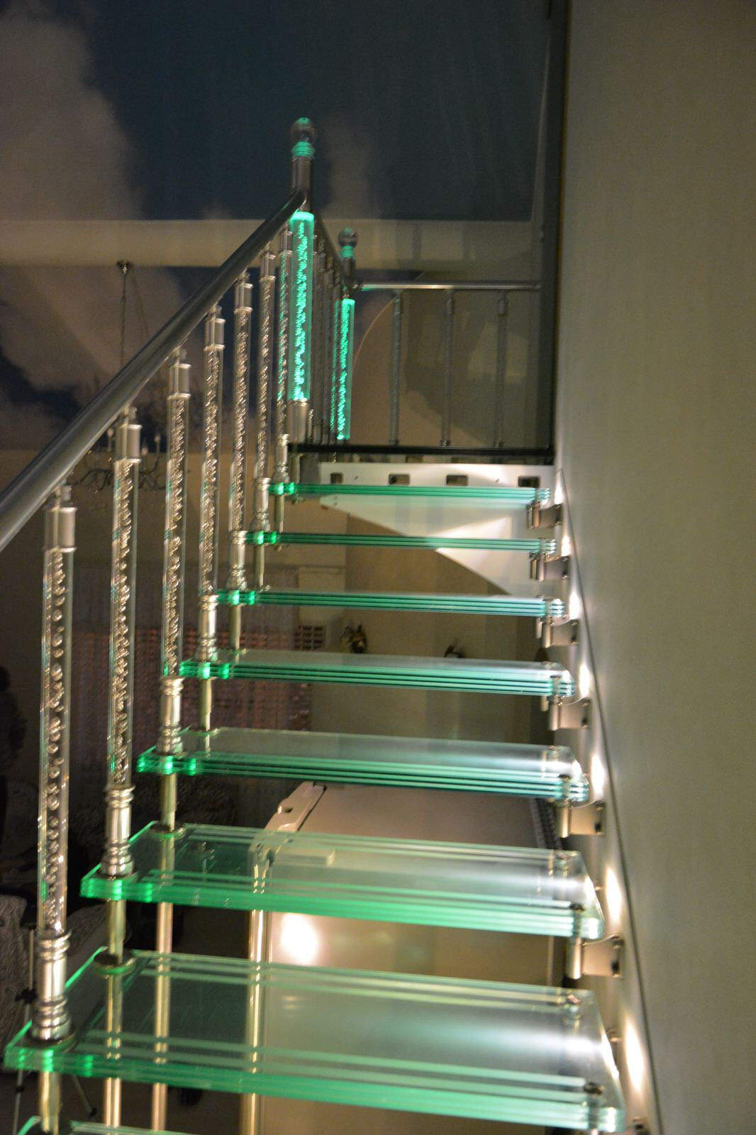 Лестница больцевая с стеклянными ступеньками, с подсветкой.