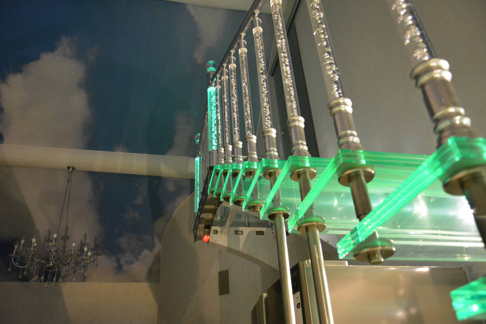 Лестница больцевая с стеклянными ступеньками, с подсветкой.