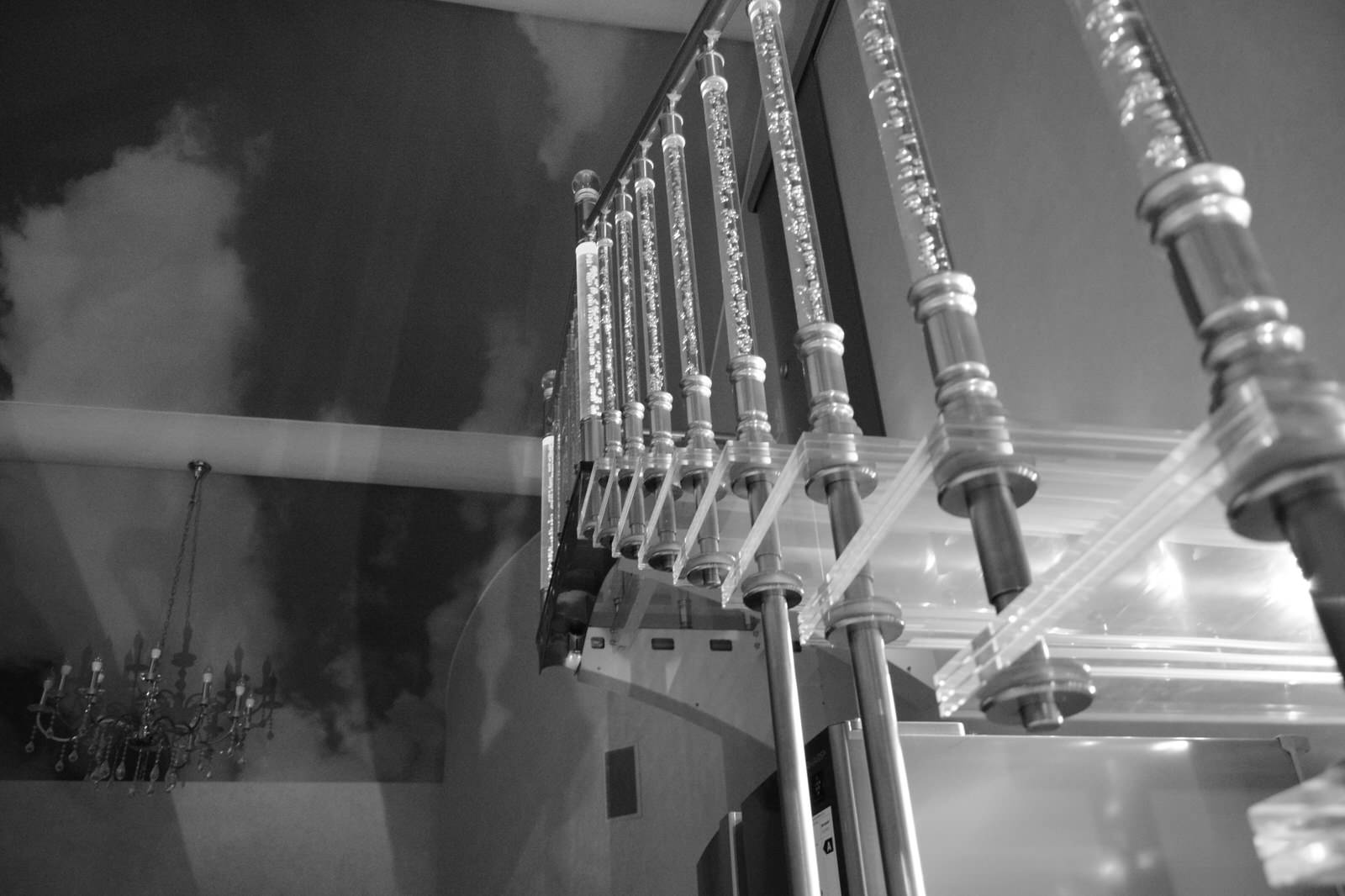 Лестница больцевая с стеклянными ступеньками, с подсветкой.