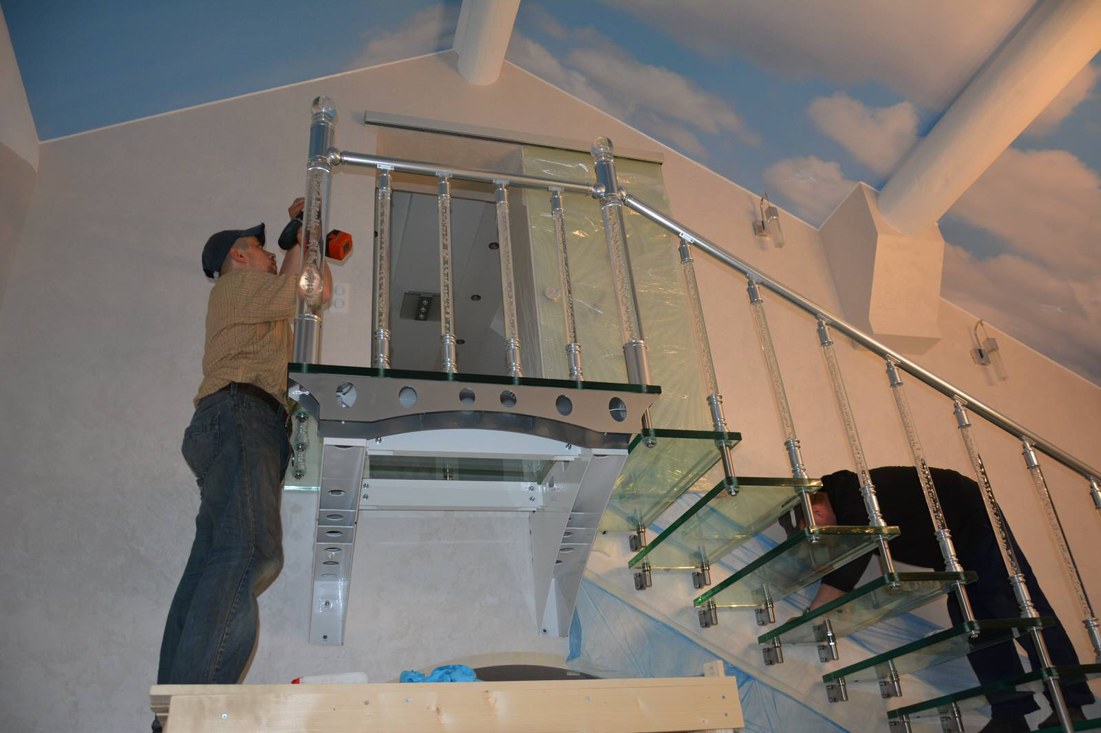 Лестница больцевая с стеклянными ступеньками, с подсветкой.