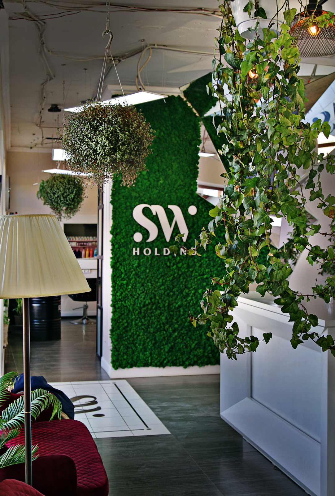 Интерьер входной группы салона красоты SW HOLDING в Эко-стиле
