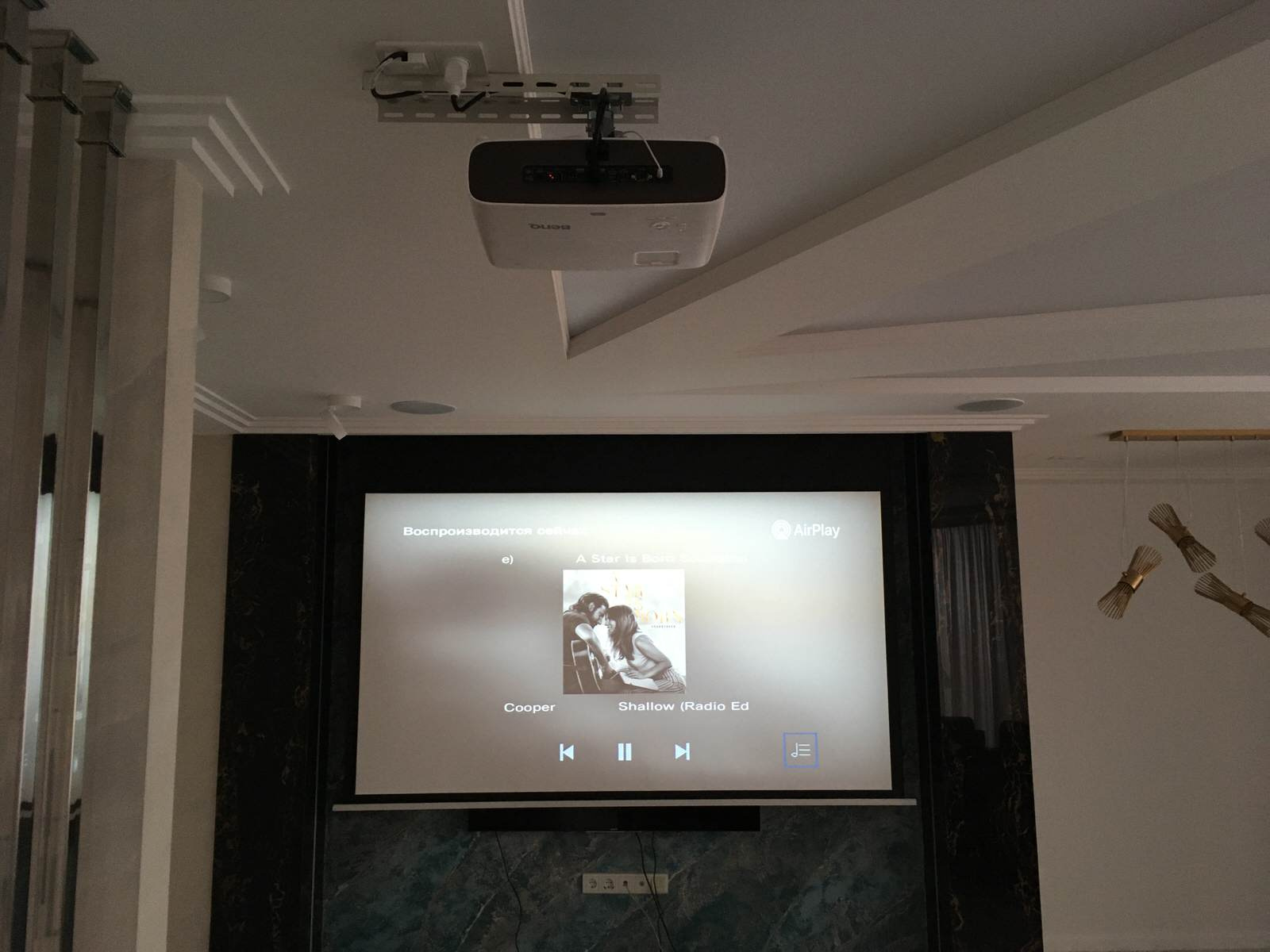 Обложка проекта: Проектор в гостиной