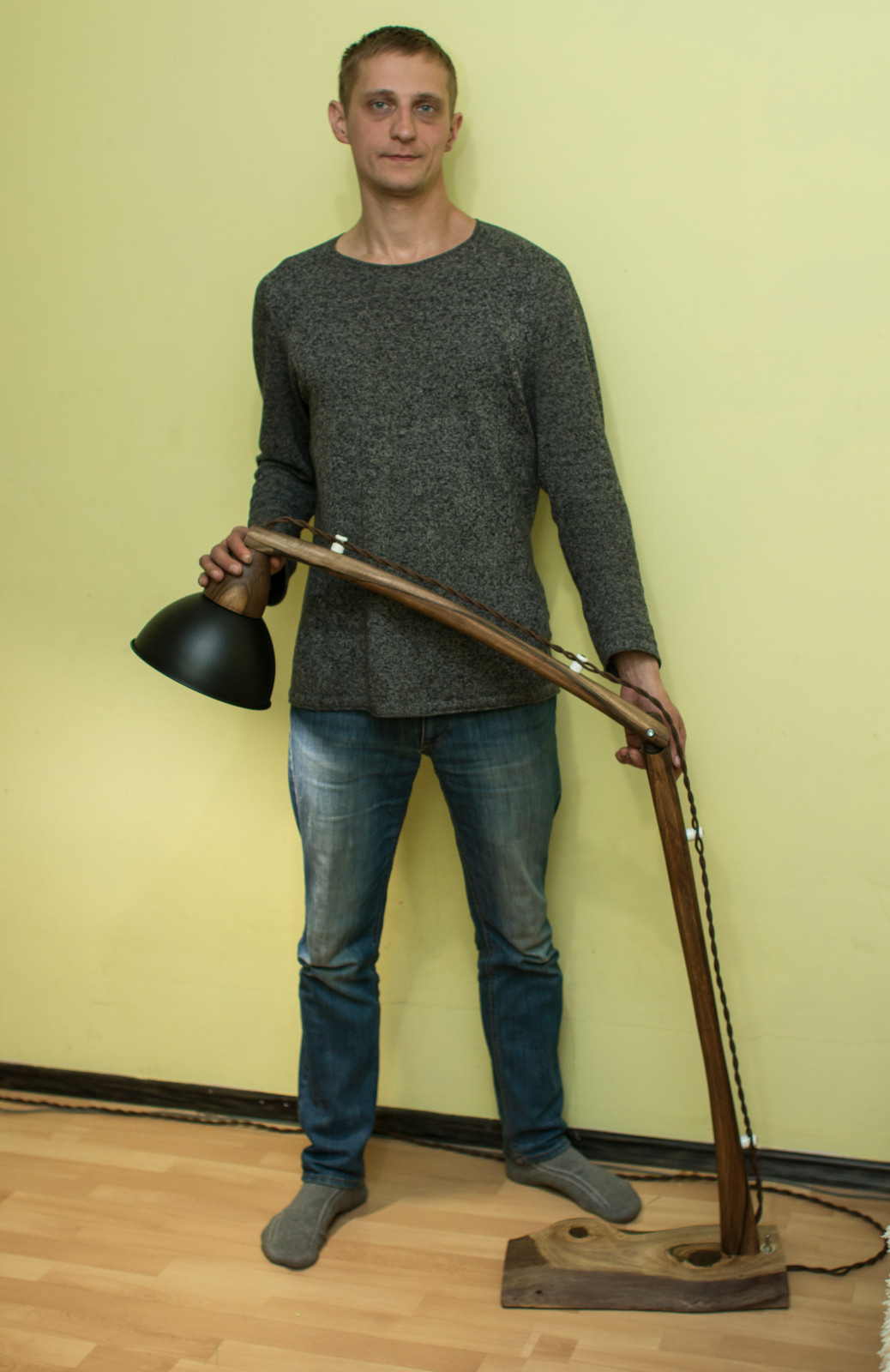 Напольная лампа из ореха.