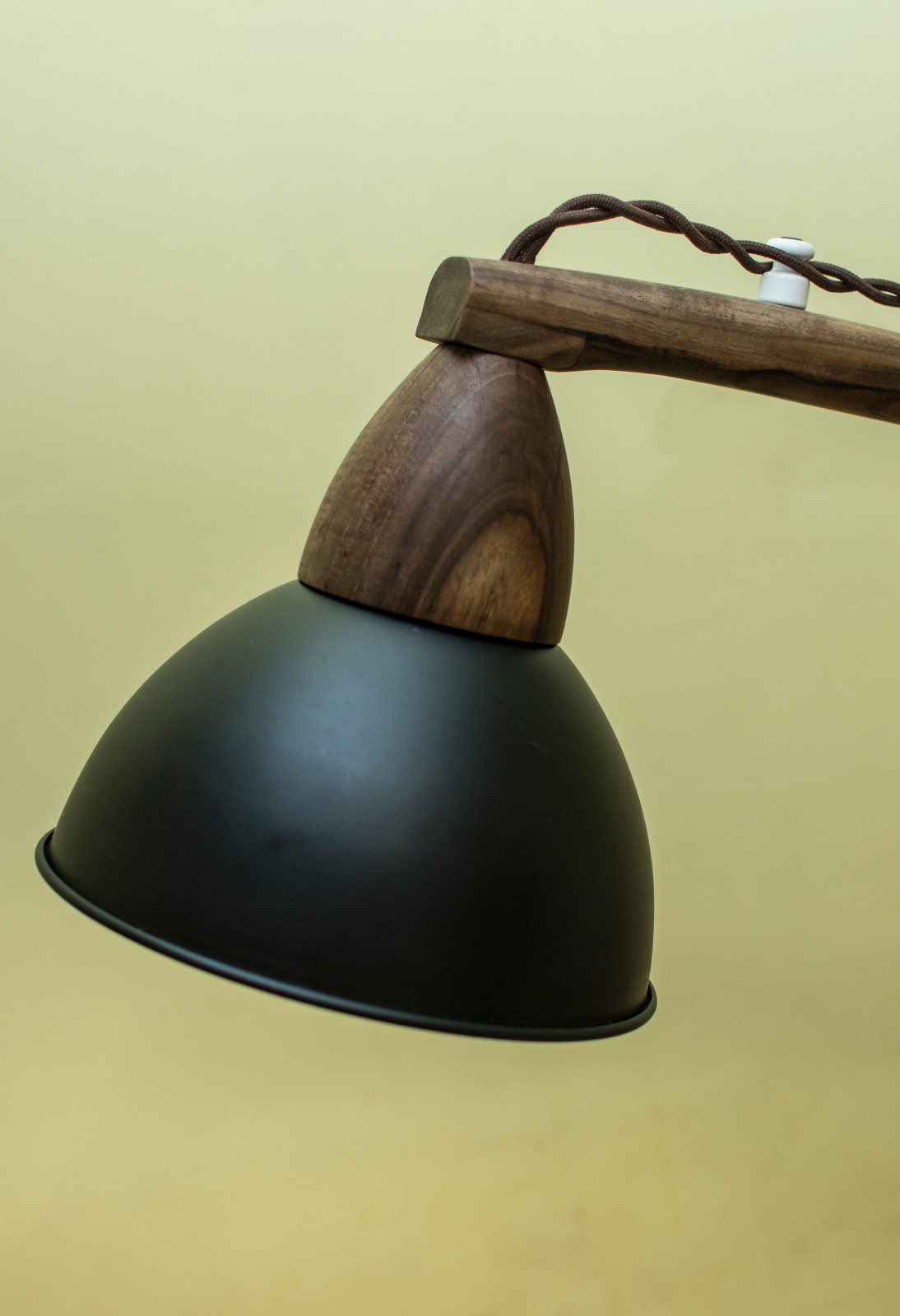 Напольная лампа из ореха.