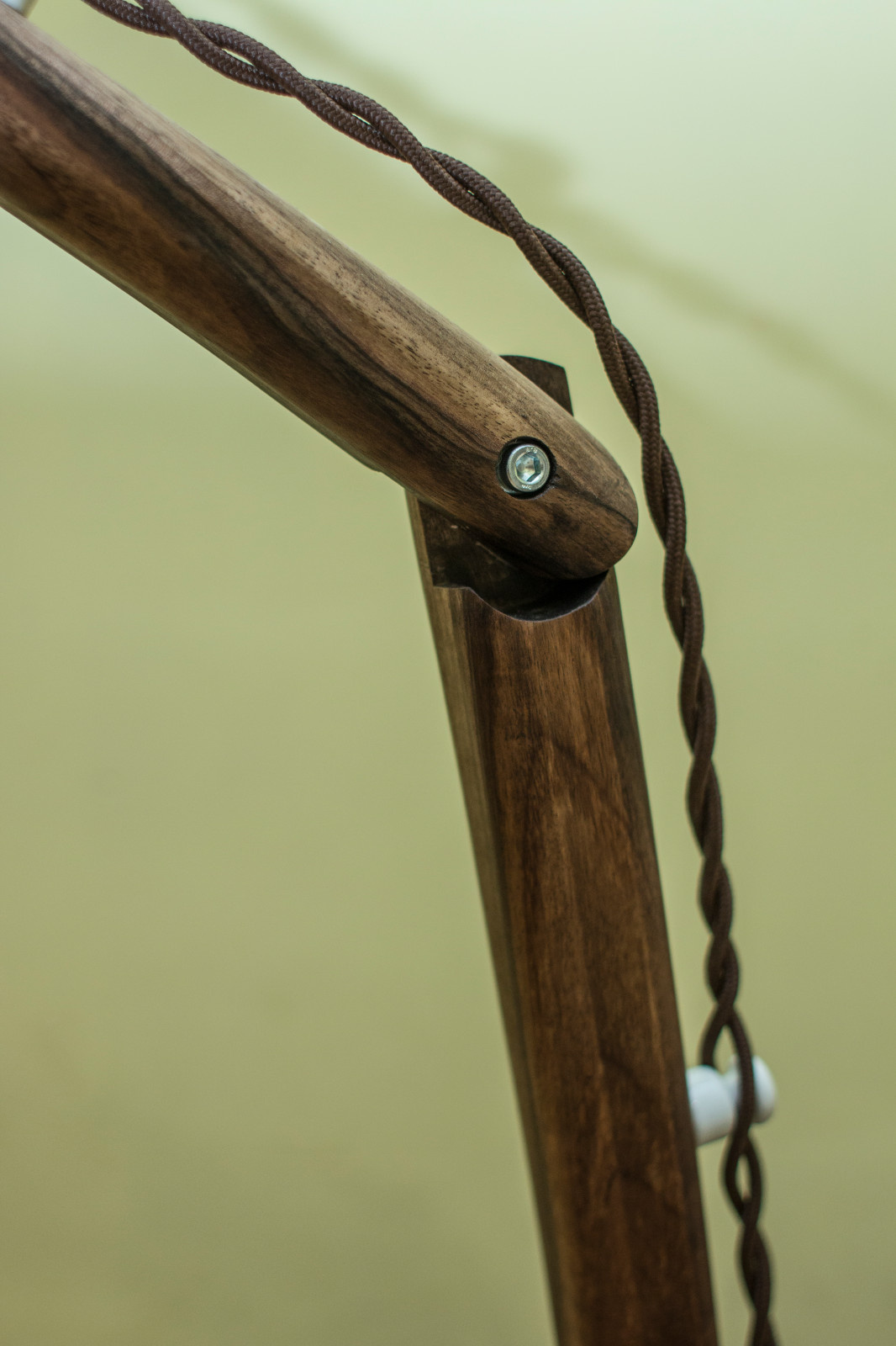 Напольная лампа из ореха.