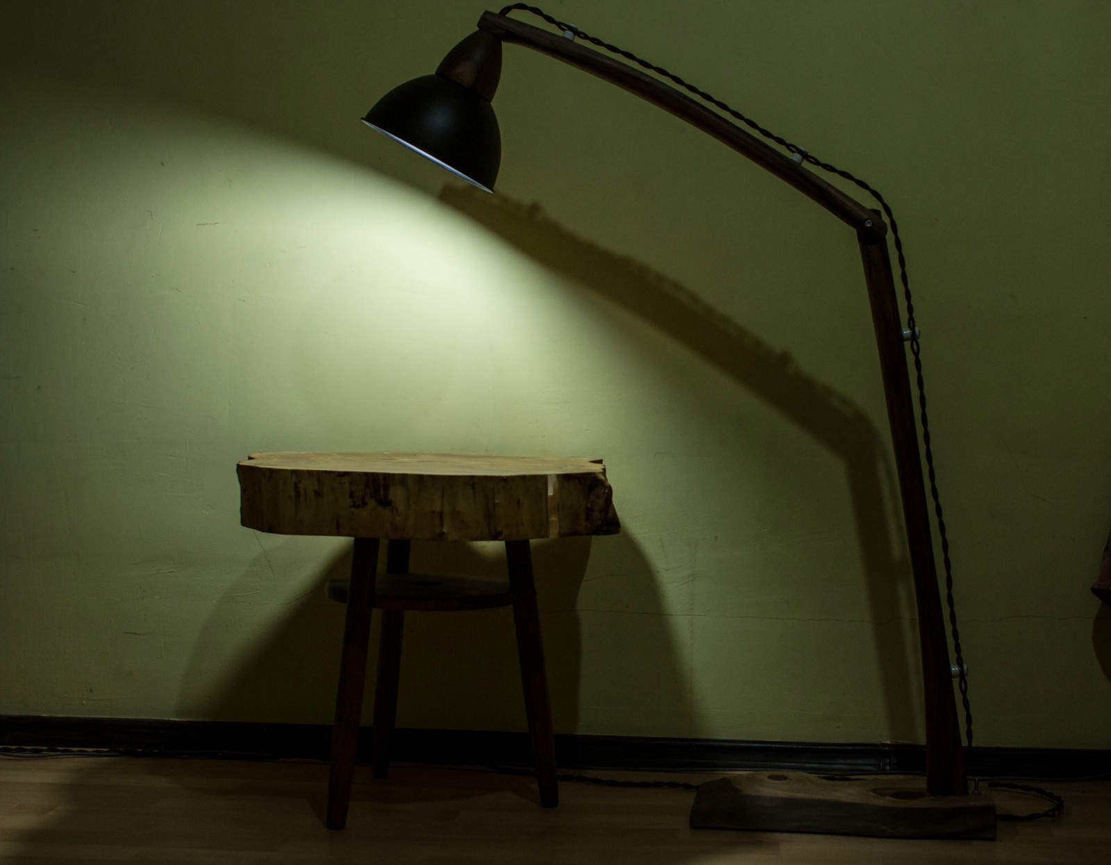 Напольная лампа из ореха.