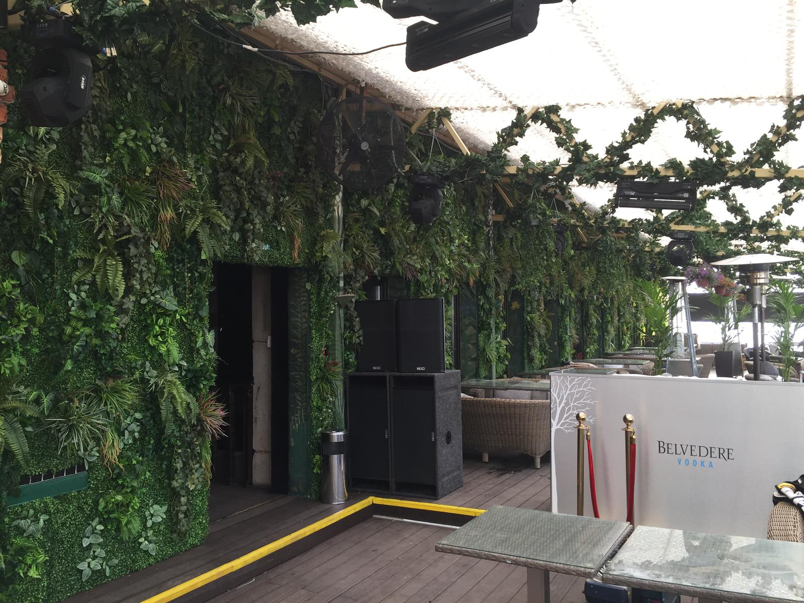 Стена из искусственных растений в Duran Bar