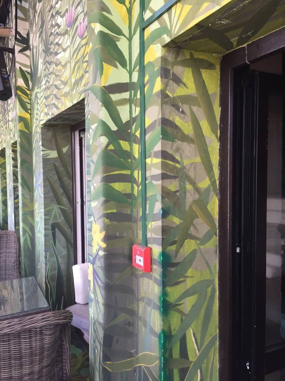 Стена из искусственных растений в Duran Bar