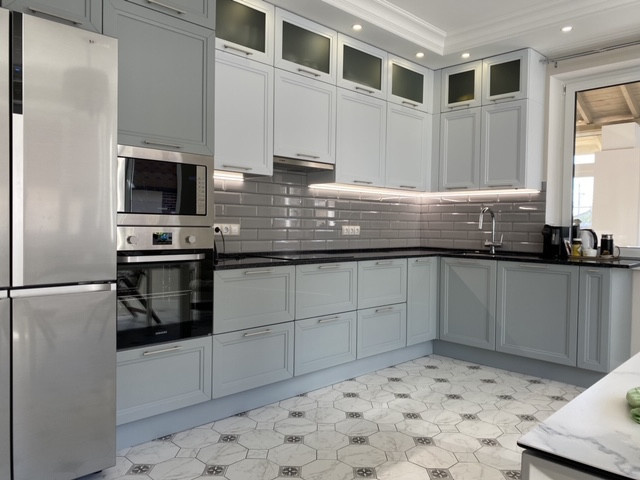 Серая кухня из массива бука